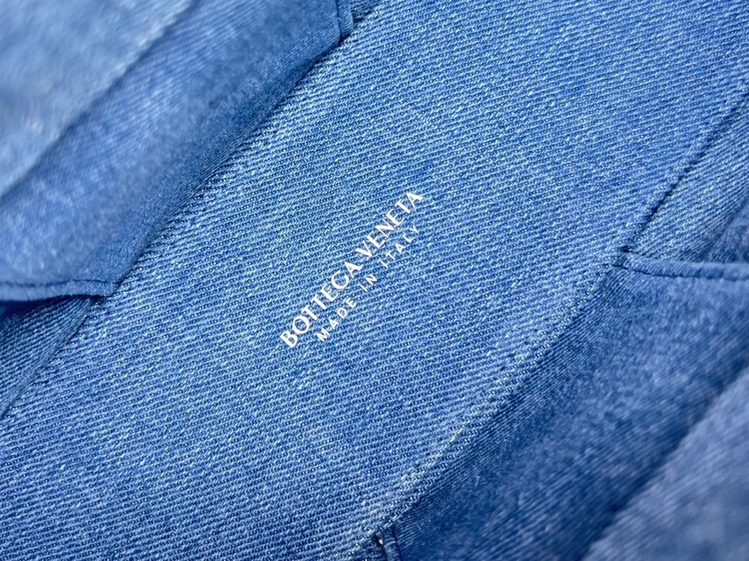 The new Denny denim tote bag 🎈 The denim bag that has been closely watched since the preview is out~ I really love this genderless denim tote bag. The soft denim material feels so comfortable and there are no creases [Victory] The size is suitable. It has a small bag inside and the upper body is really comfortable. It makes people feel happy 💙 If I don’t buy a denim bag this year, I dare not say that I know fashion!  Dimensions: 25x16x8.